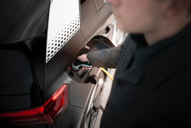 电动汽车采用的收入限制政府可以从燃油税。