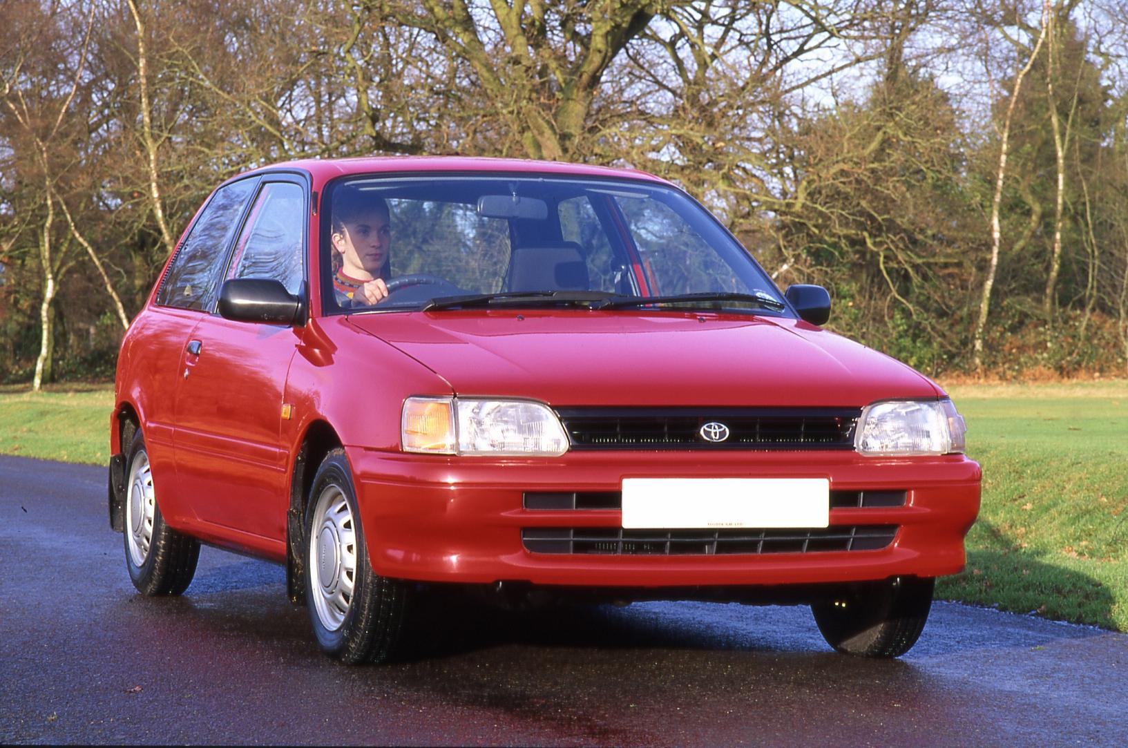 一个红色丰田新星压低街1990号