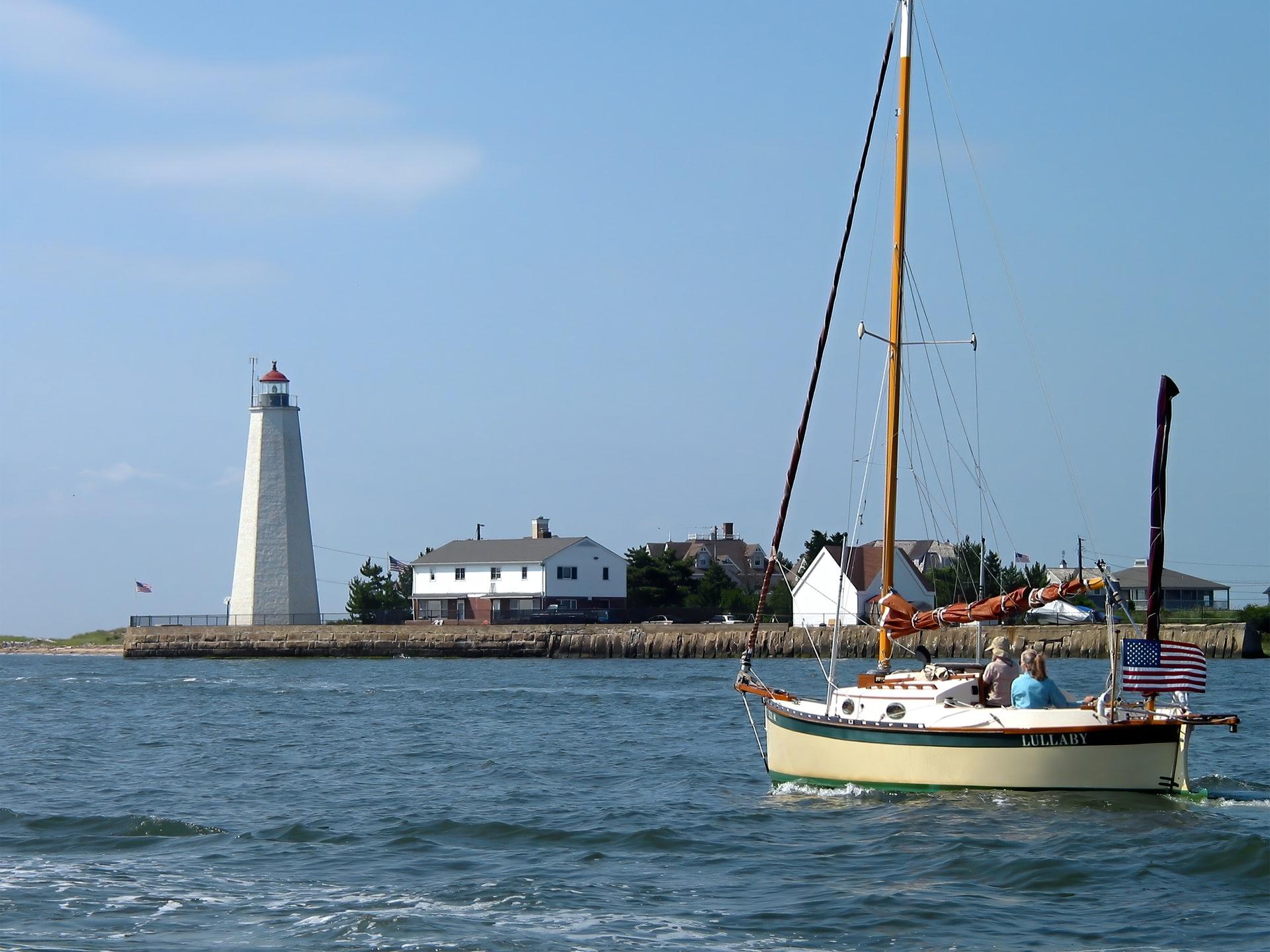一个小帆船无精打采地工作的康涅狄格河口。