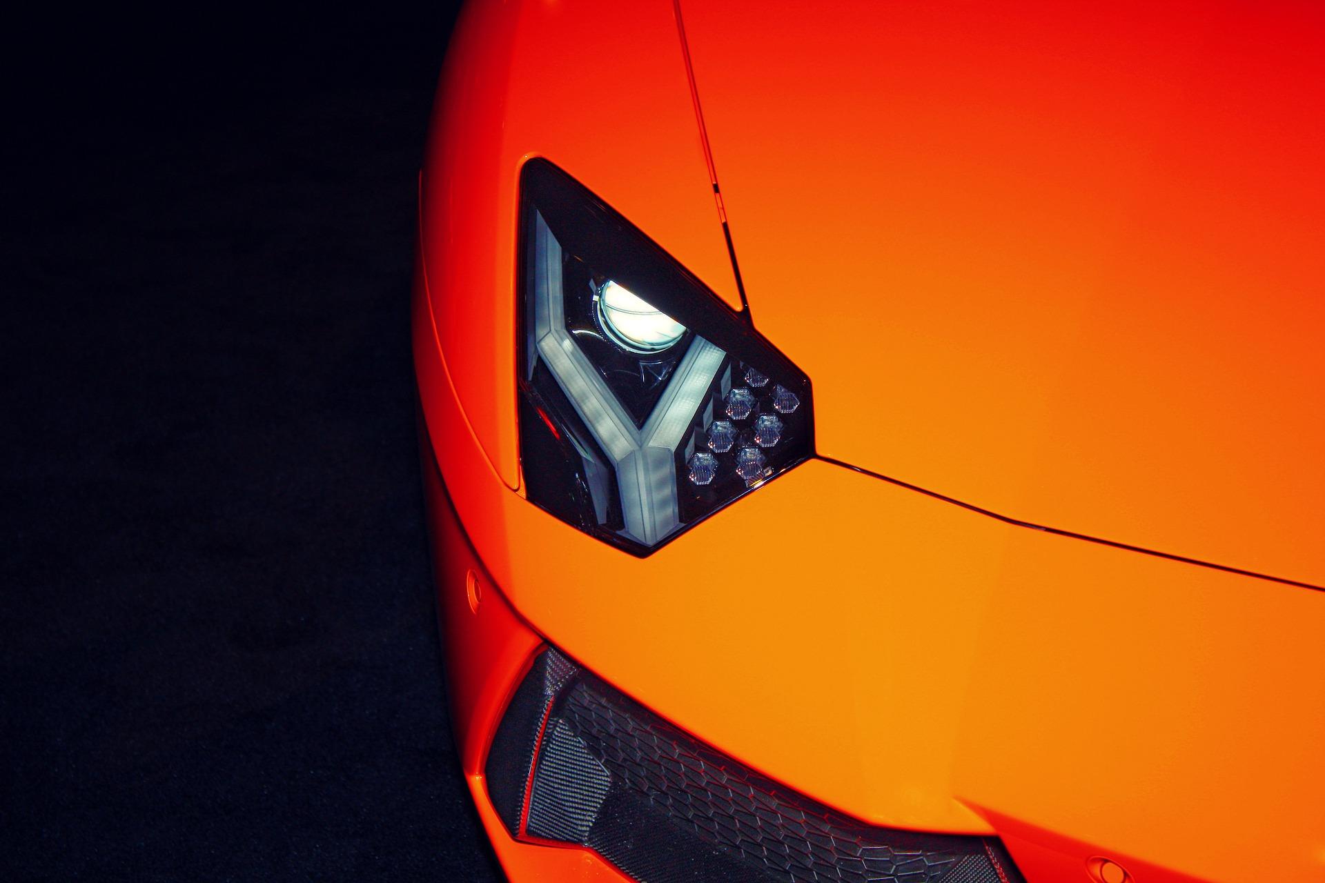 特写镜头罩的橙色的汽车