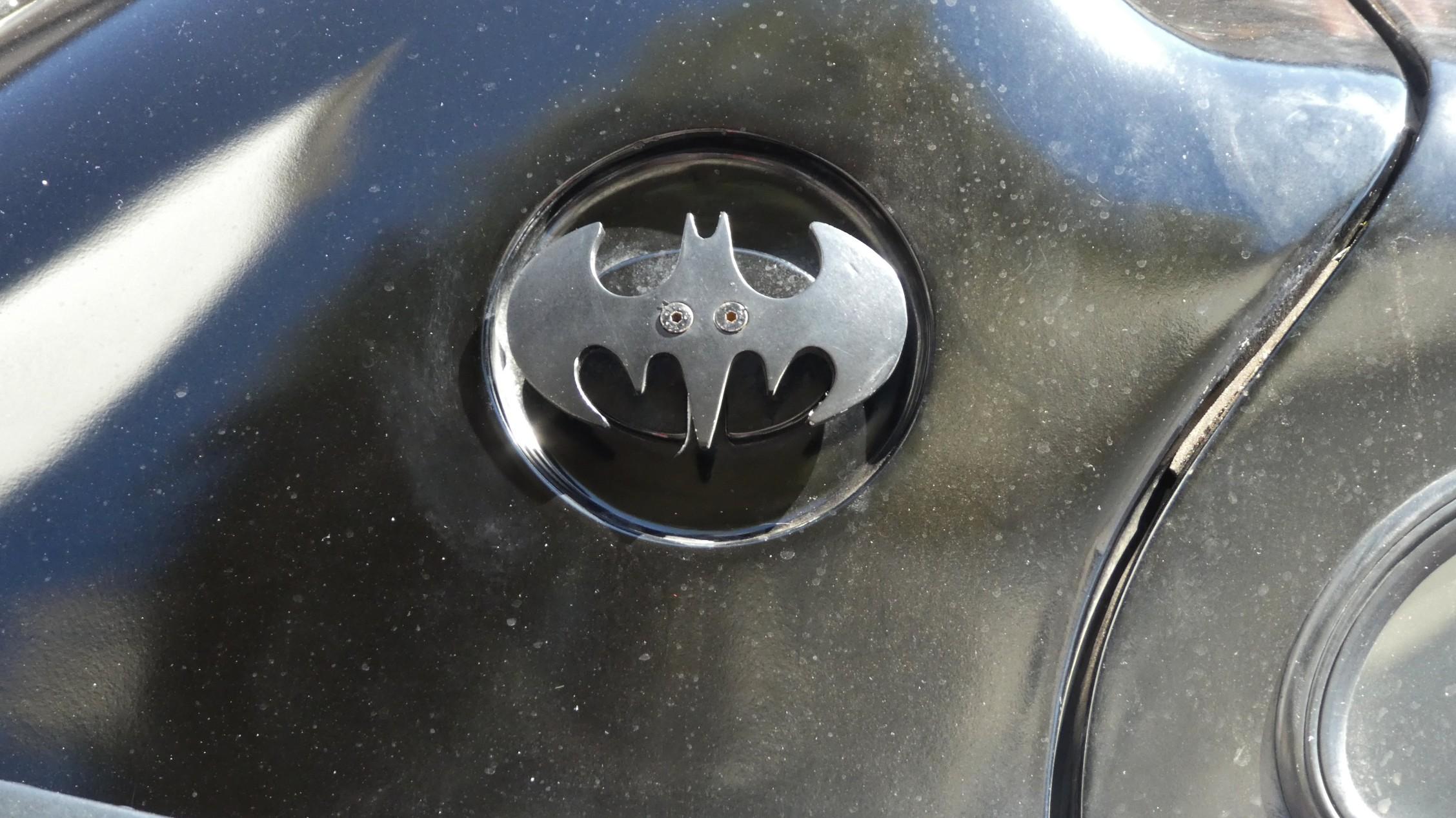蝙蝠侠标志在蝙蝠车