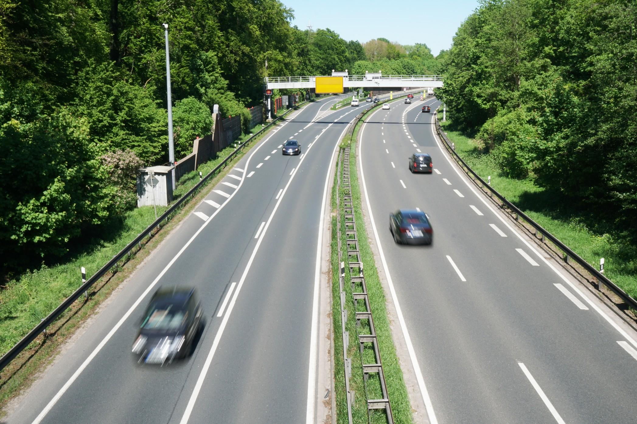 汽车行驶在高速公路在德国。