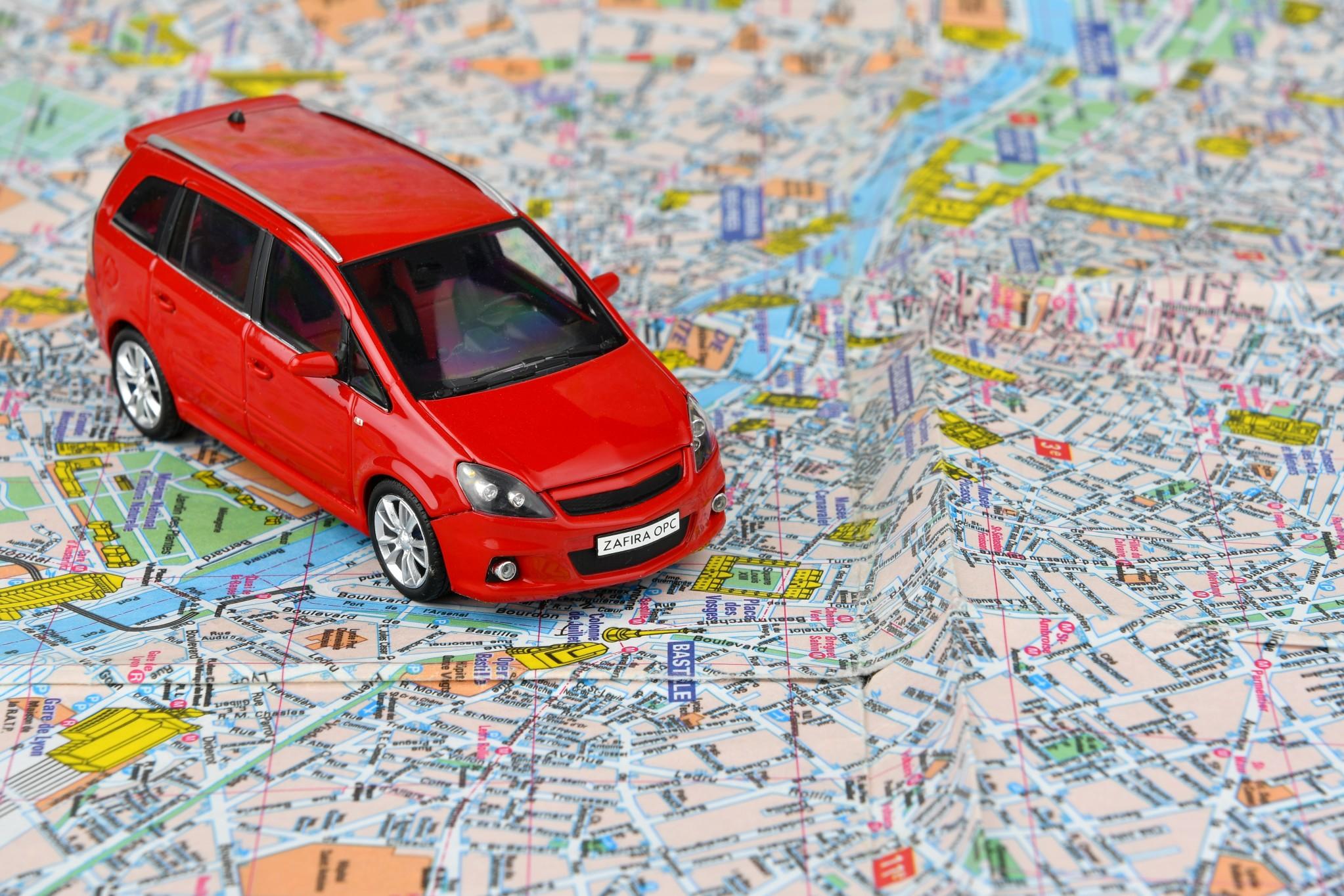 一个红色的玩具车的地图。