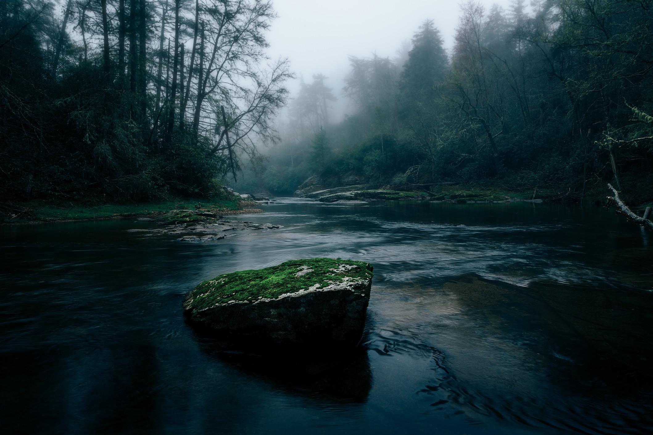 黑暗的河流与岩石突出水面,创建一个障碍物。
