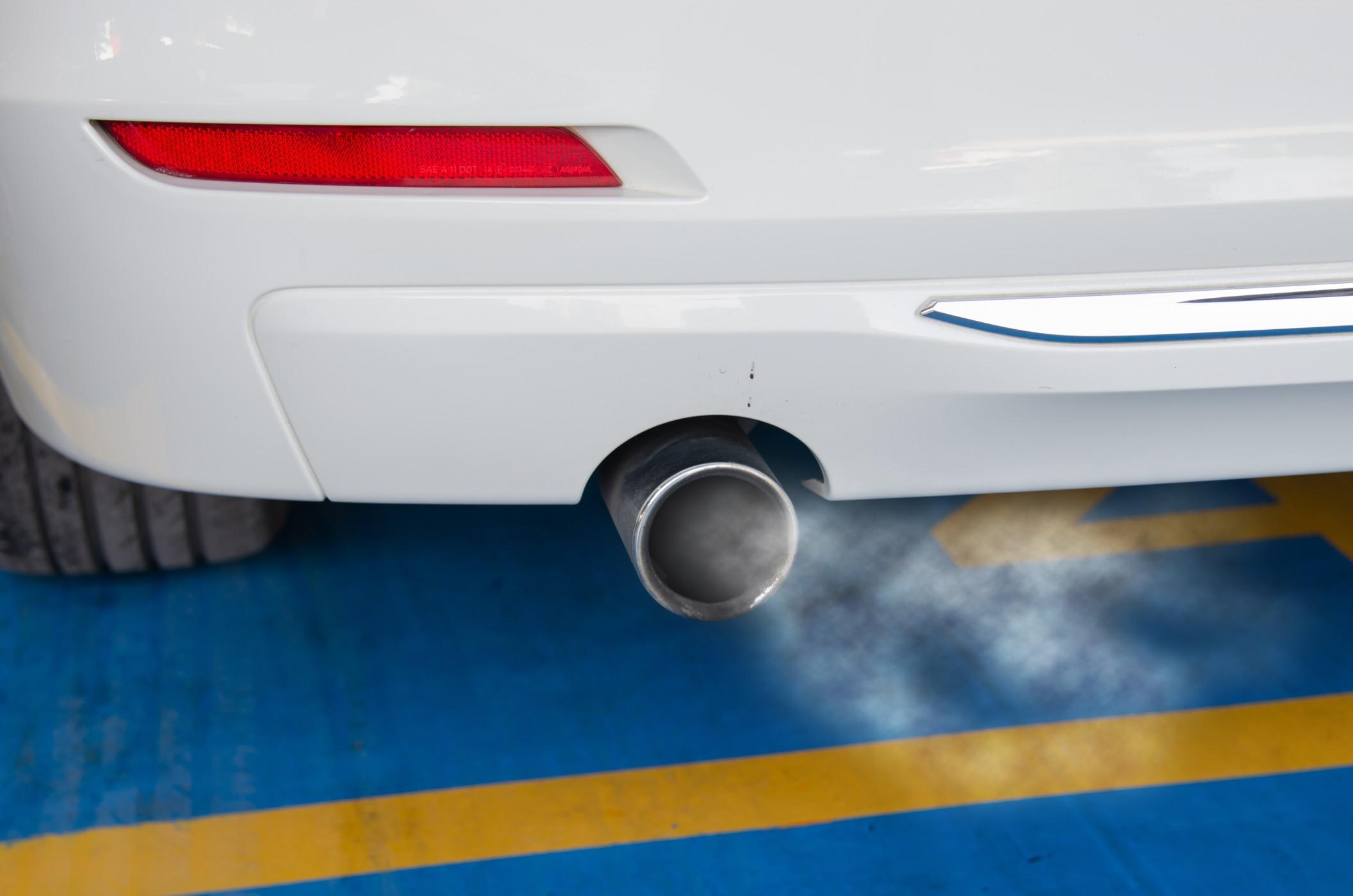 厚的白色烟雾从一辆汽车常常来自水或冷却剂的燃烧。