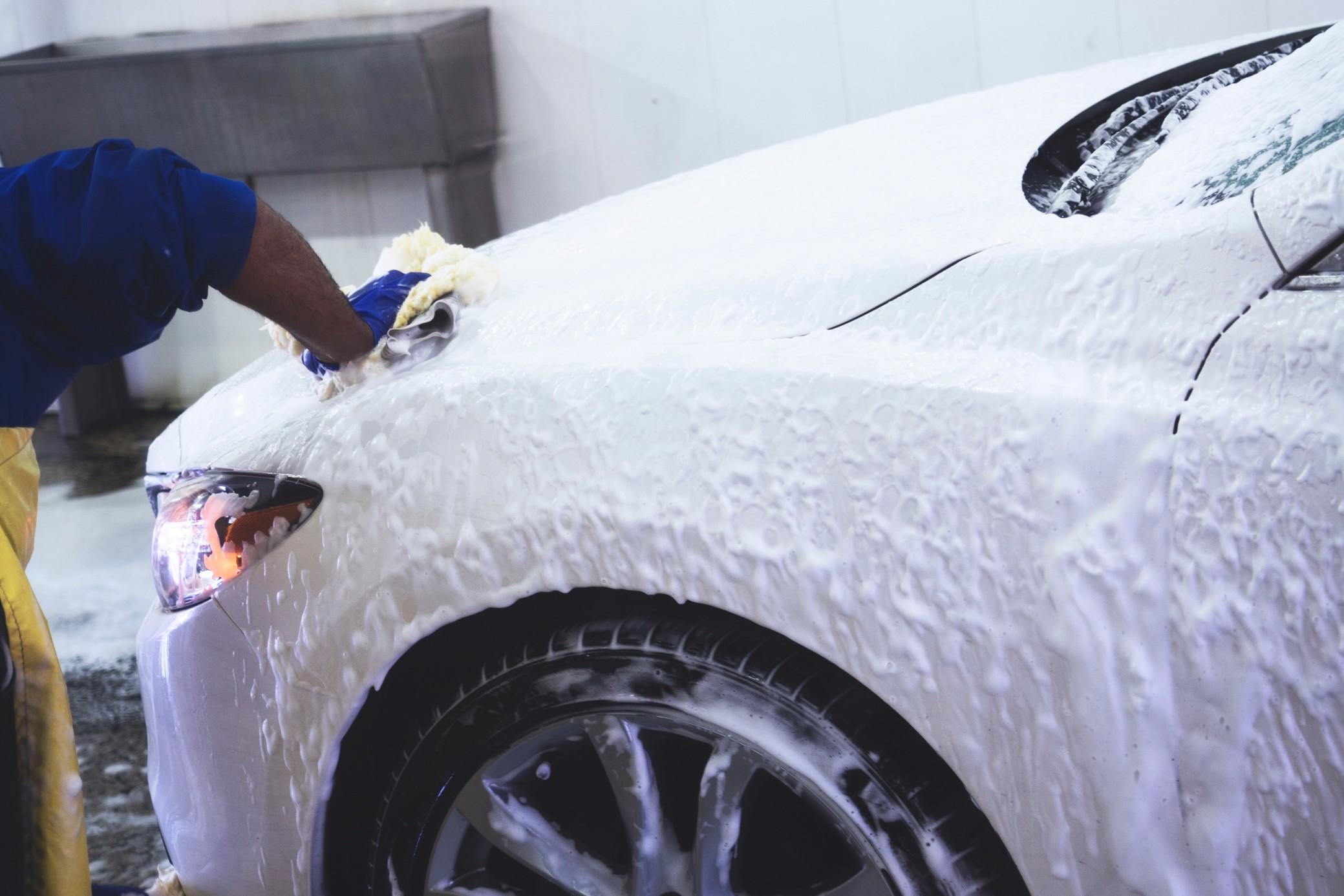 这是一个非常糟糕的主意用肥皂洗你的车。