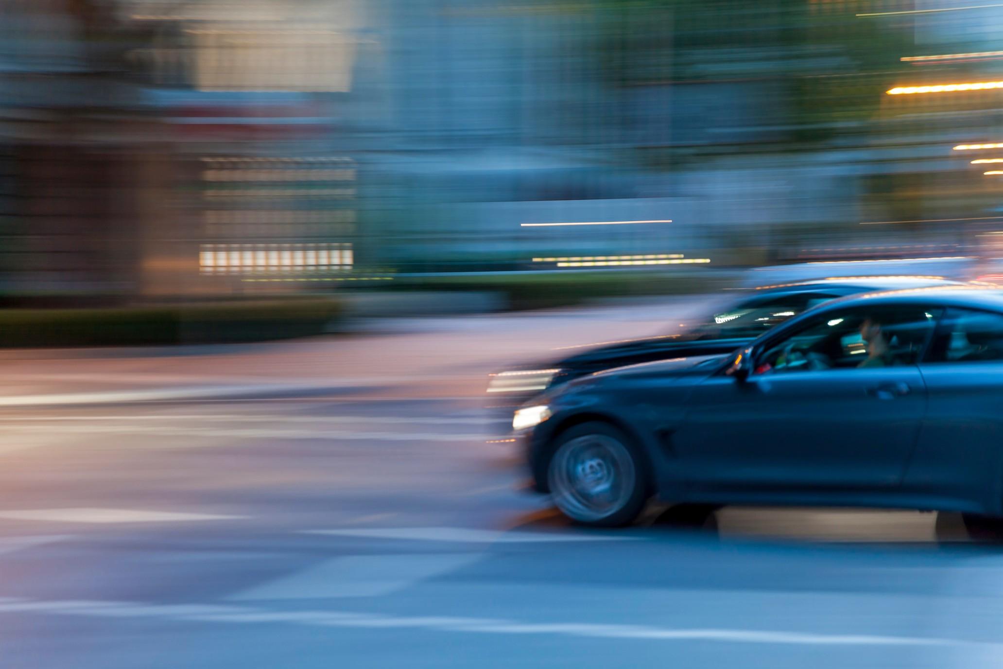 根据公路安全,提高限速增加车辆死亡,因为人们常常开车超过速度限制。