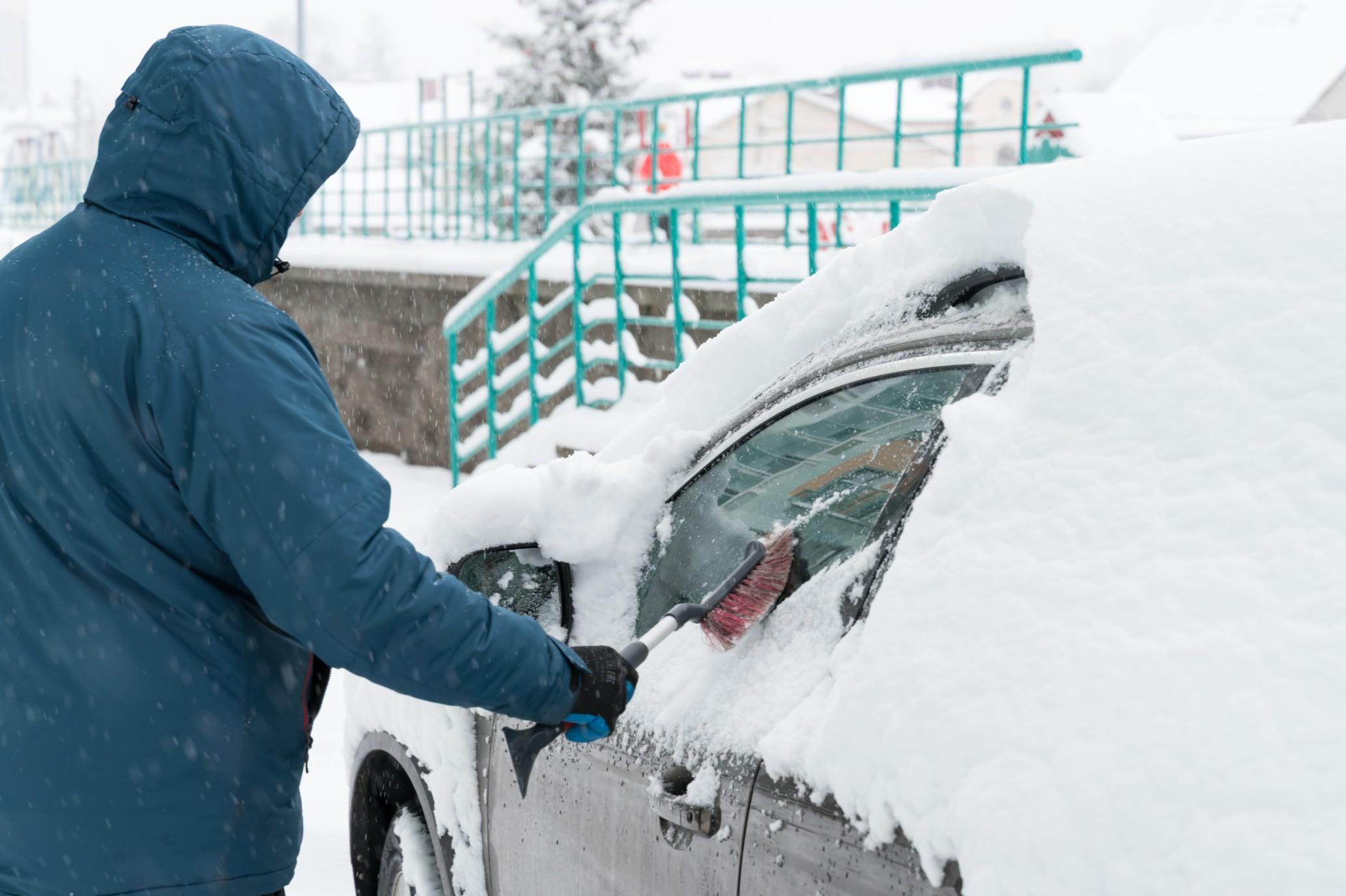 早起冰刮掉你的车没人知道的好时机。