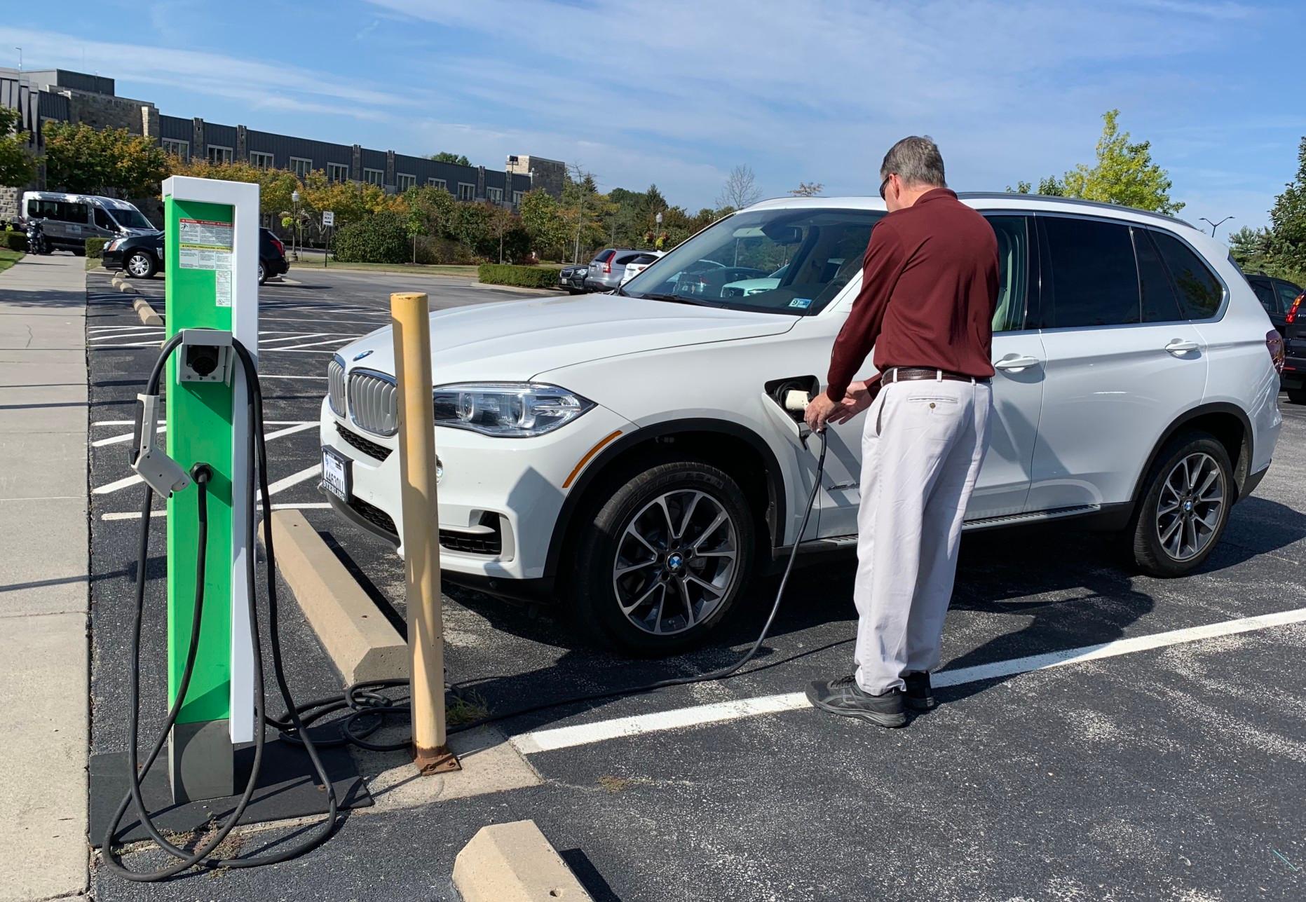 电动汽车充电站的可用性是一个巨大的障碍。”sizes=