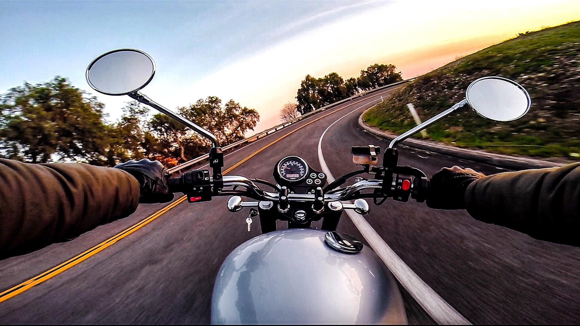 有什么比开阔的道路上你的摩托车吗?