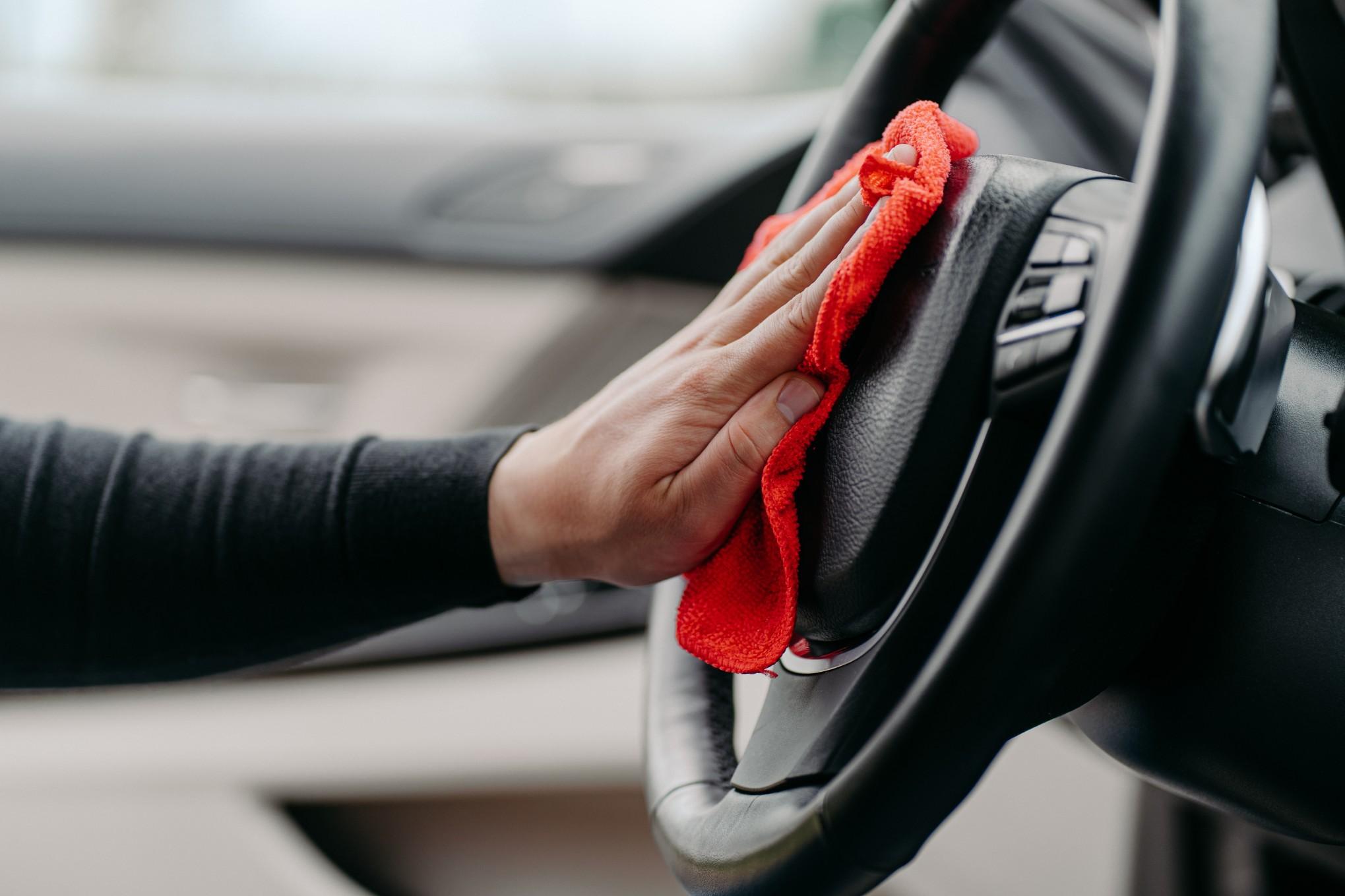 保持你的车内部的清洁是一个常数。”sizes=