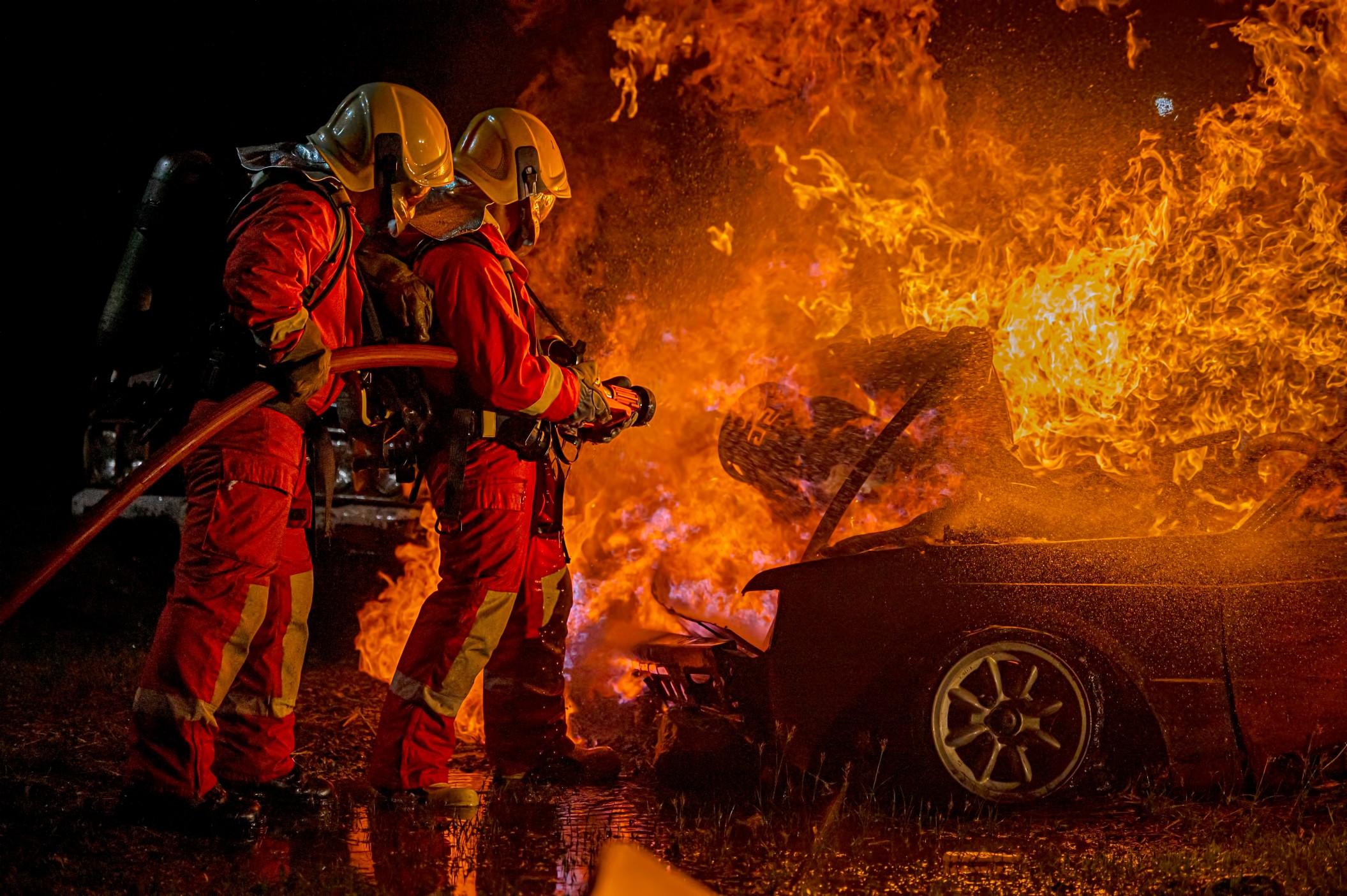 电动汽车火灾是更复杂的比传统的天然气汽车火灾。”sizes=