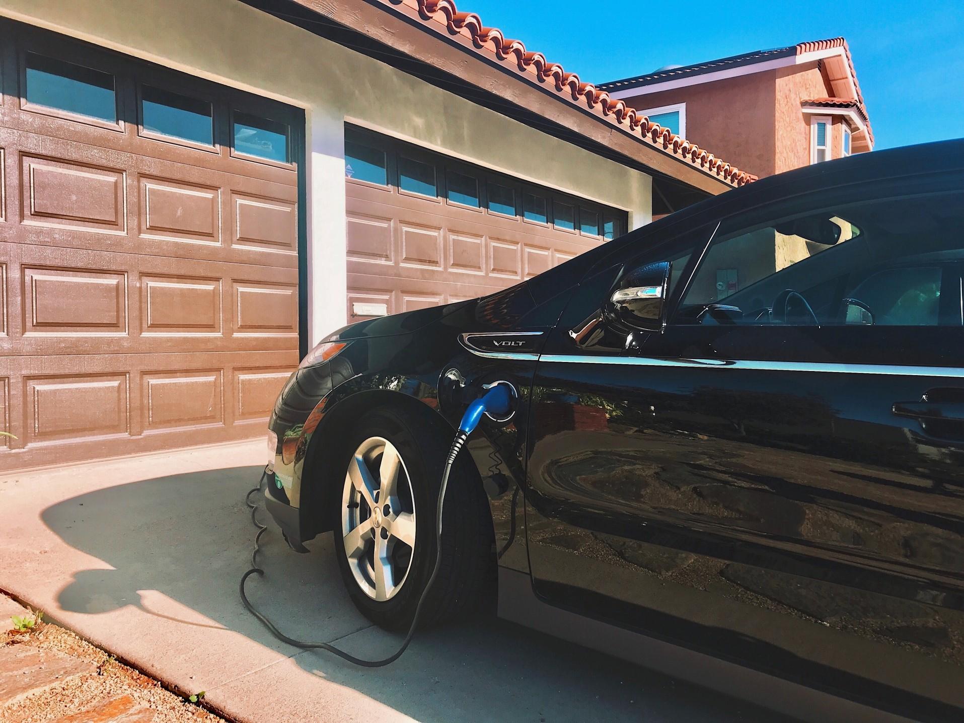 在家充电电动汽车可能很快就会帮助你的房子。”sizes=