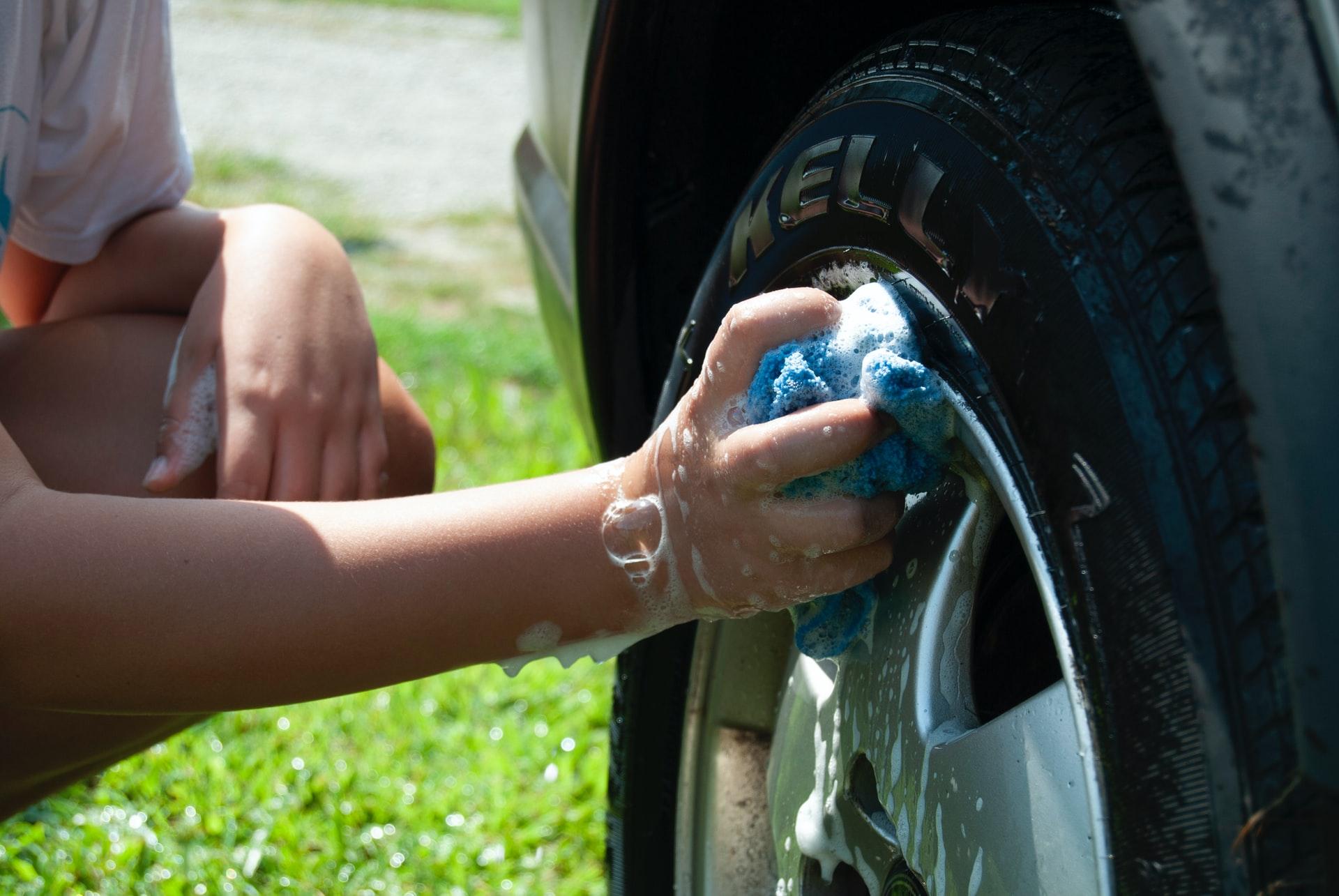 你可以不使用水清洗你的车。