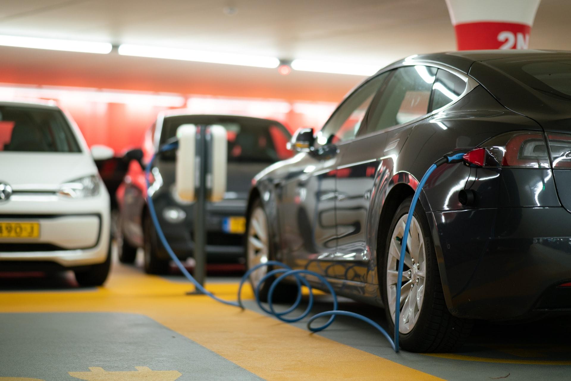 特斯拉排名前两名的最有效的电动汽车。