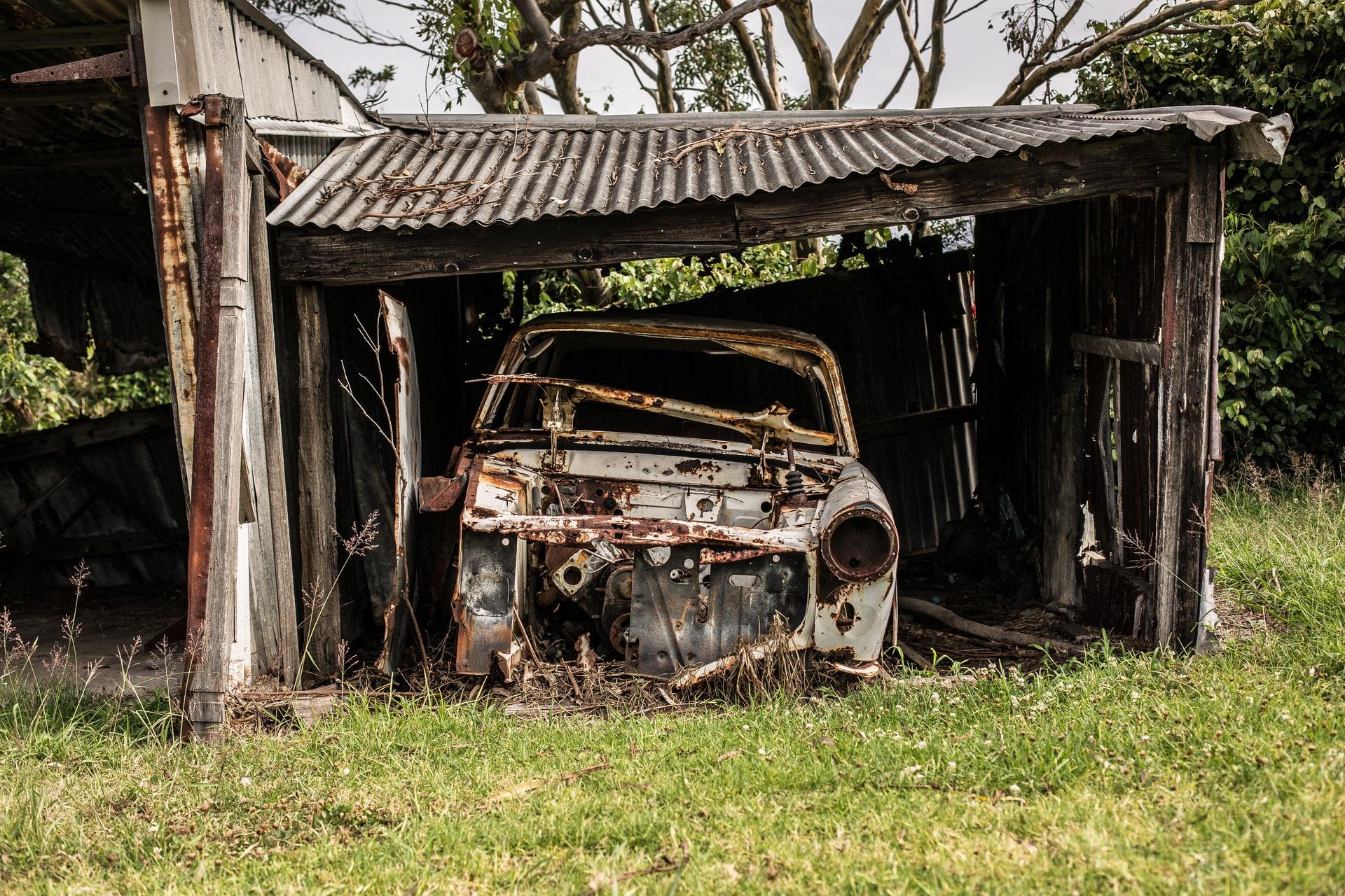 大约1000个经典的汽车被发现在森林垃圾场在德克萨斯州。