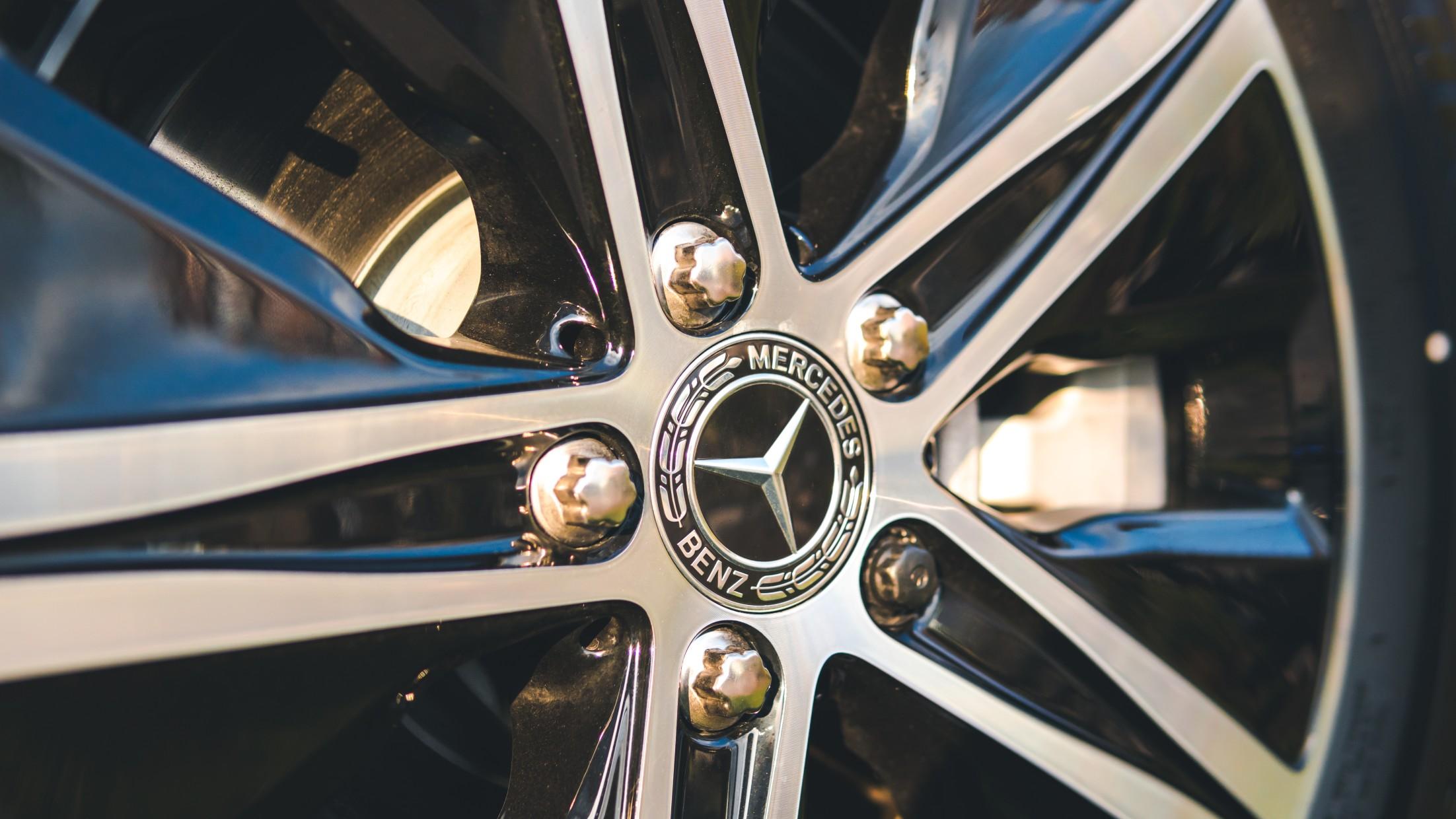梅赛德斯-奔驰是下一个汽车制造商把他们的电动汽车计划的戒指