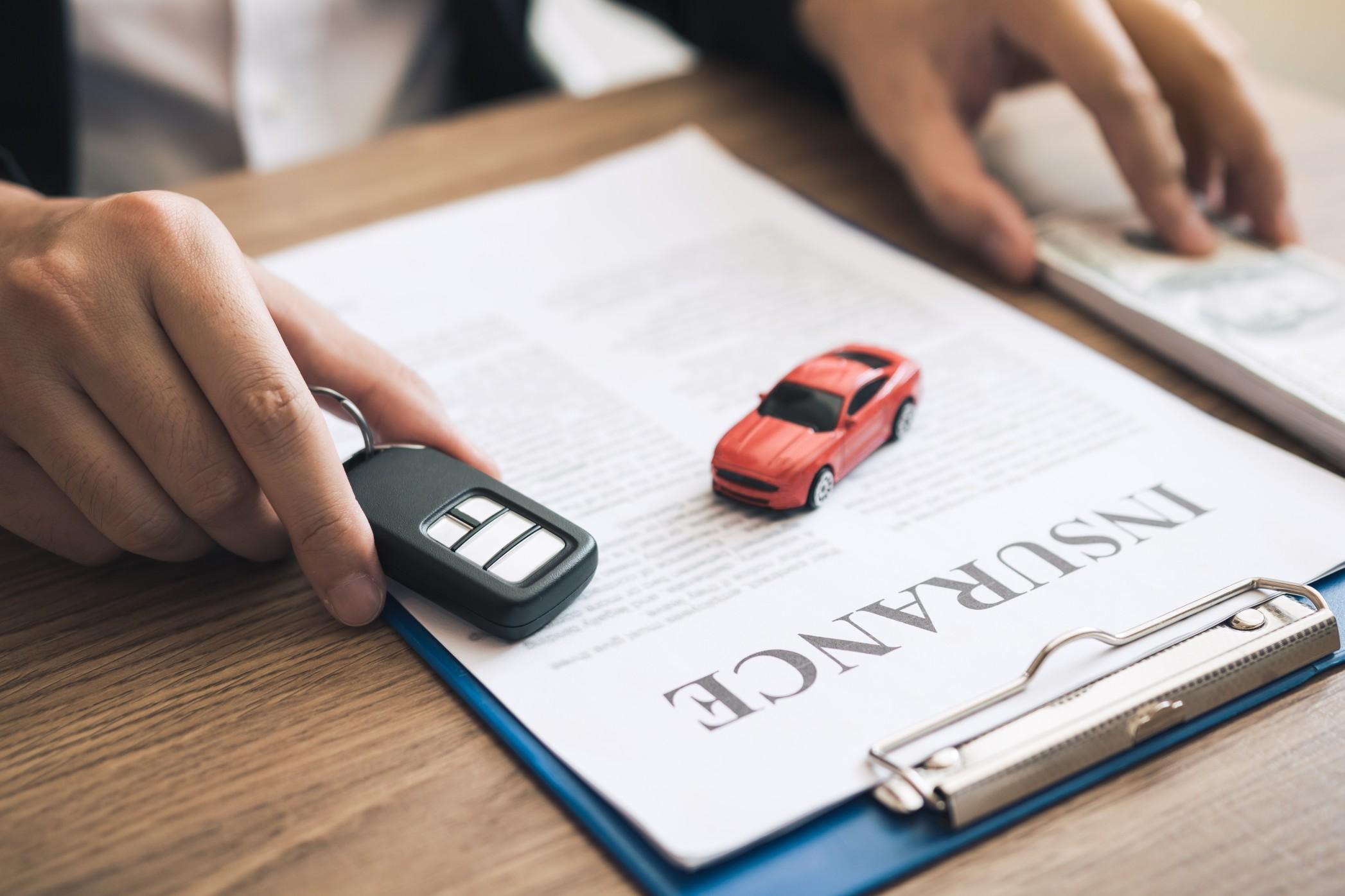 一项研究发现，人们花更多的钱购买汽车保险，因为他们不货比三家。