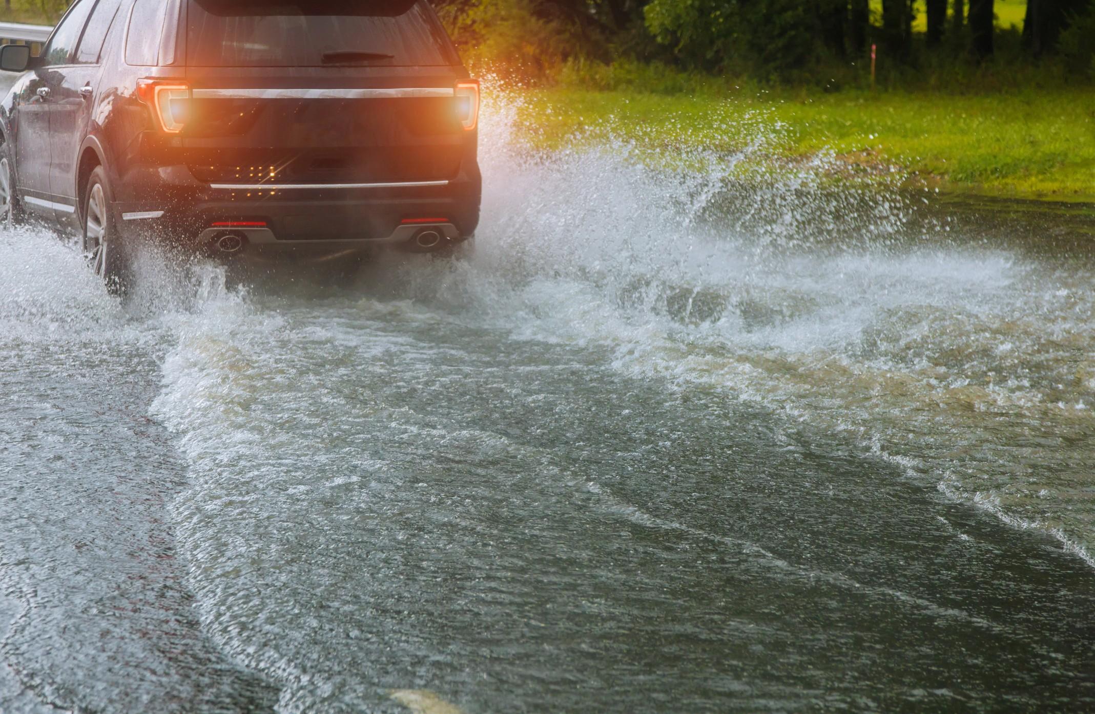不要试图开车穿过湍急的水域。