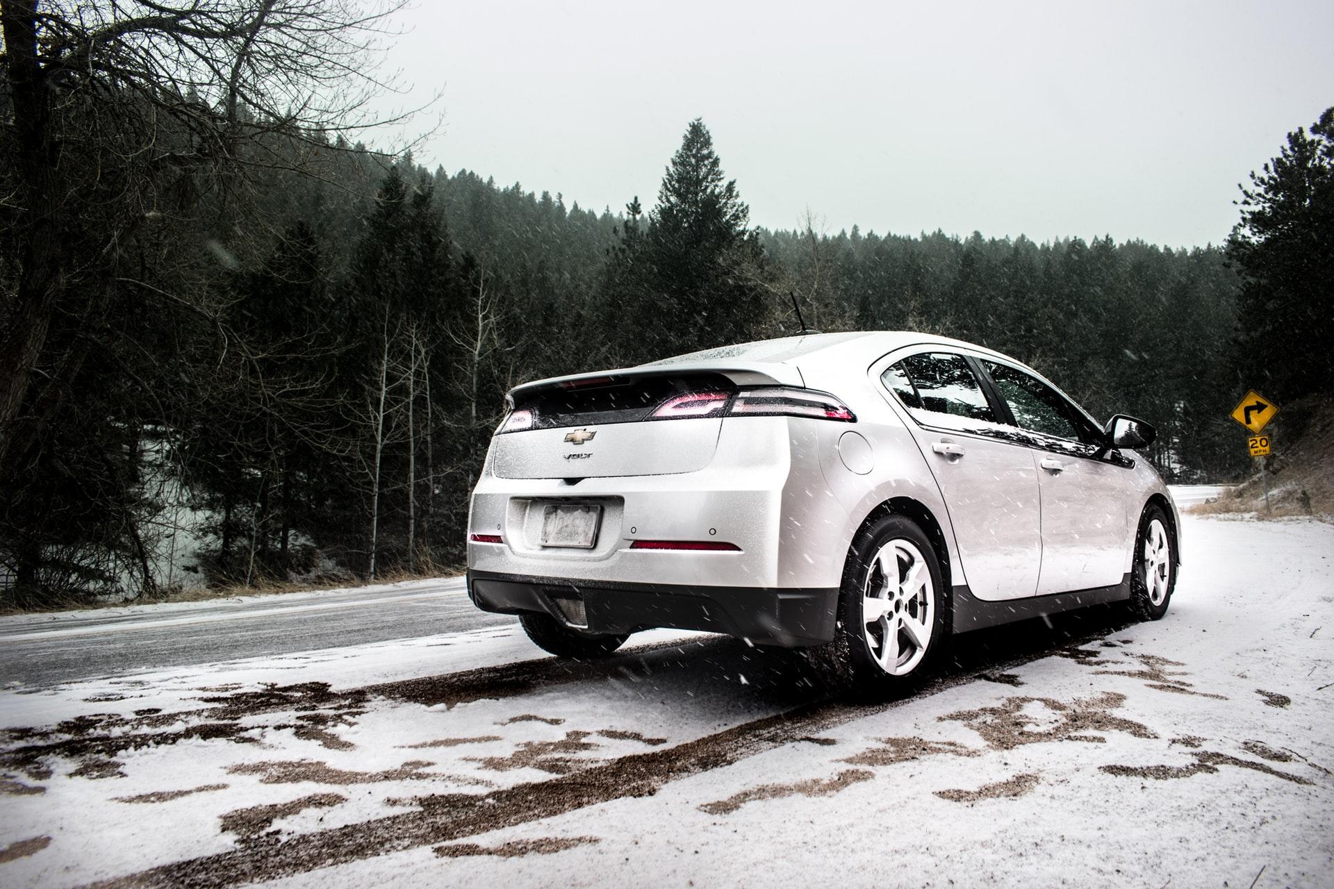 寒冷的天气是降低电动汽车续航里程的最大因素之一。