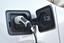 汽油价格正在上升,所以对电动汽车的需求