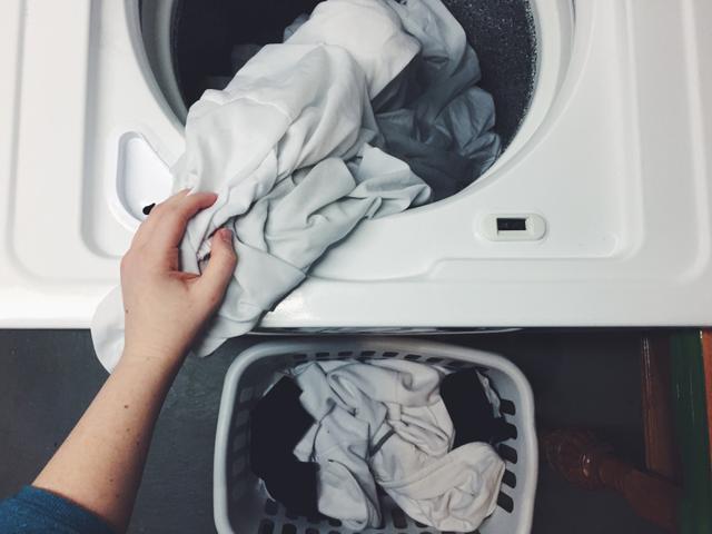 Pulling clothes out of washing machine (Photo by mandaaplease_ via Twenty20)