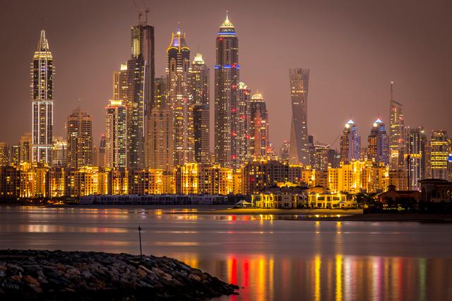 the-dubai-marina-a-small-city-in-a-city-all-tall-buildings-around-the-harbor-love-the-reflections-in_t20_x61yAg.jpg