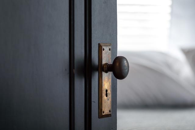 You can easily change a doorknob on your own. (Photo by kayp via Twenty20)