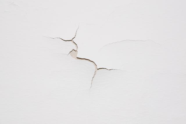 Cracked wall (Photo by axel.bueckert via Twenty20)