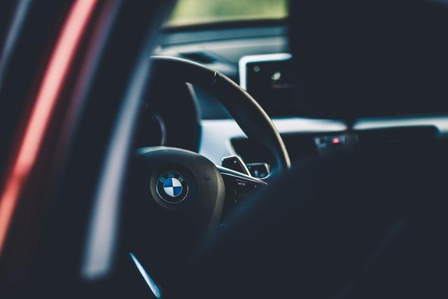 BMW-steering-wheel.jpg