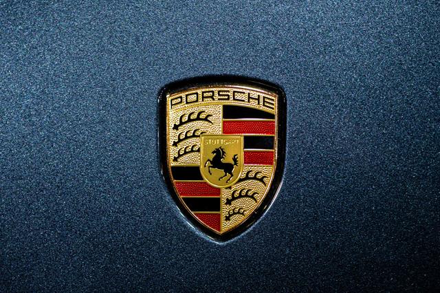 close-up-car-blue-sign-luxury-hood-logo-emblem-cayenne-porsche_t20_onZ8RP.jpg