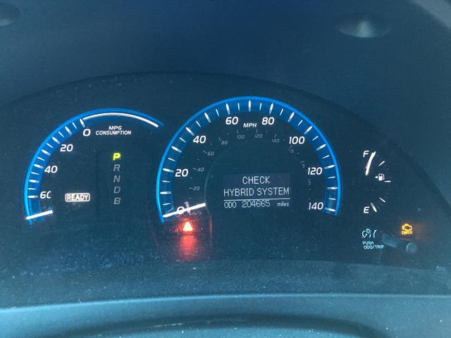 How do you respond when car dashboard lights go on? It depends on the symbol and color that you see. (Photo by icepenguin13 via Twenty20)