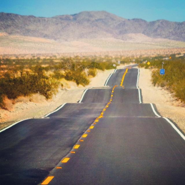 an-endless-road-through-arizona-on-route-66_t20_VgEN8P.jpg