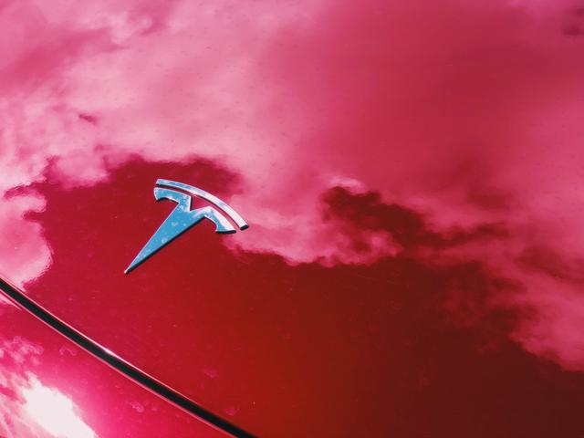 tesla-badge-on-a-red-electric-car_t20_KAd12v.jpg