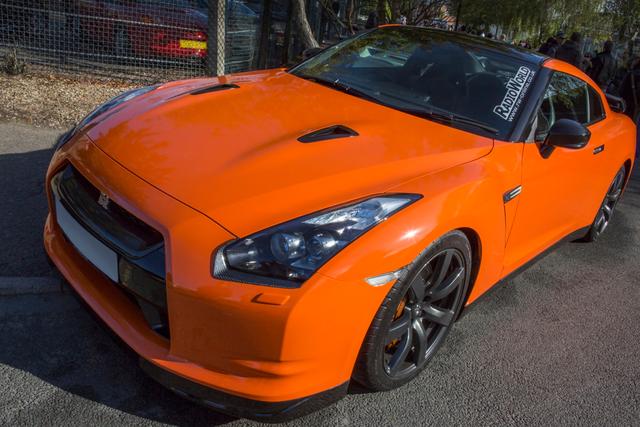 the-nissan-skyline-gt-r-is-a-4-wheel-drive-sports-car-with-a-twin-turbo-v6-engine-545bhp_t20_LAErpz.jpg