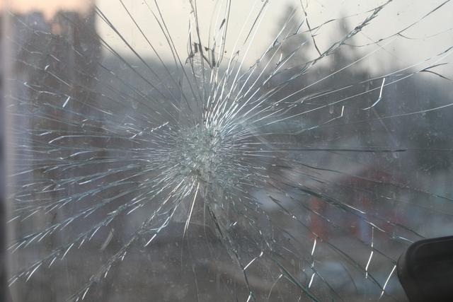 cracked-windshield-rental-car.jpg