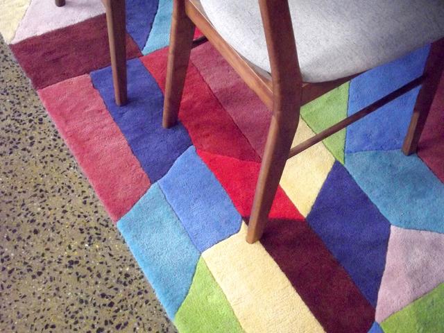 Dining room chairs on carpet (Photo by iheartcreative via Twenty20)