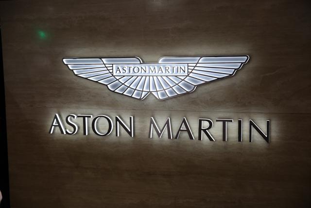 罗杰·达丁(Rodger Dudding)拥有24辆阿斯顿·马丁(Aston Martin Lagondas)，这是一种罕见的经典车型。