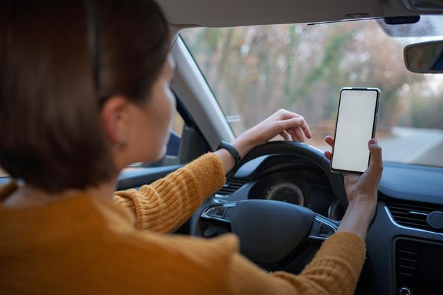 texting-and-driving-oklahoma.jpg