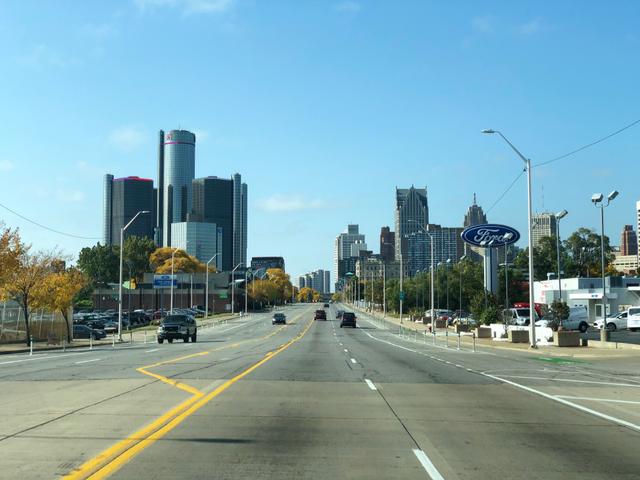 detroit-rivertown-buildings-and-highway_t20_G0l41E.jpg