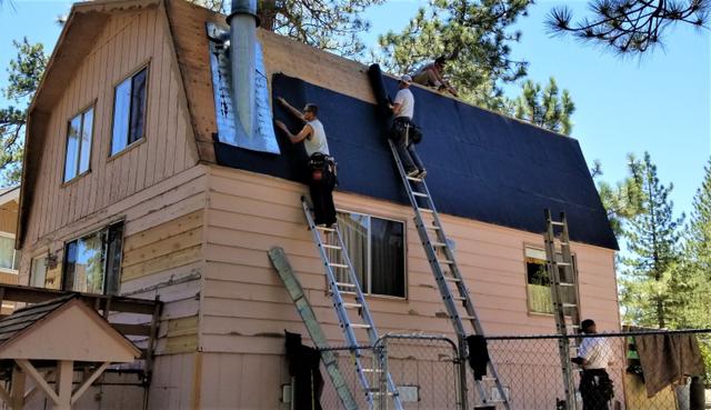 Professional roofers (Photo by AZ.BLT via Twenty20)