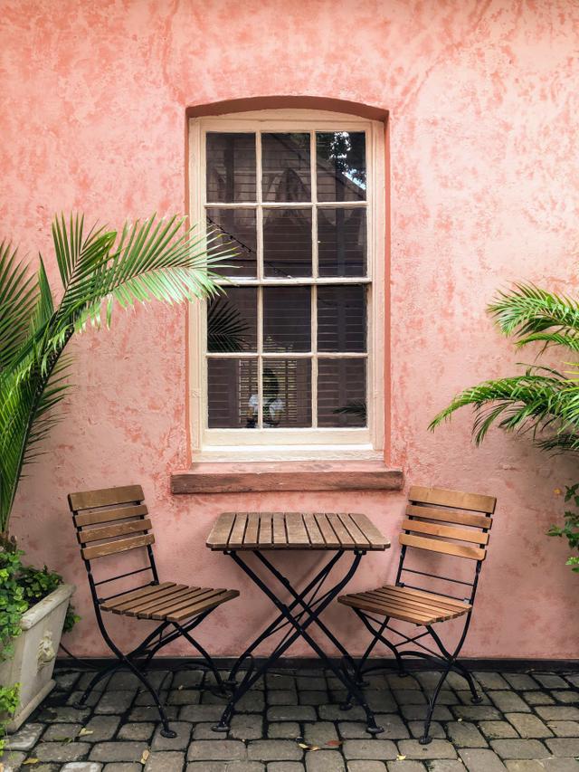 pink-patio_t20_nR2447.jpg
