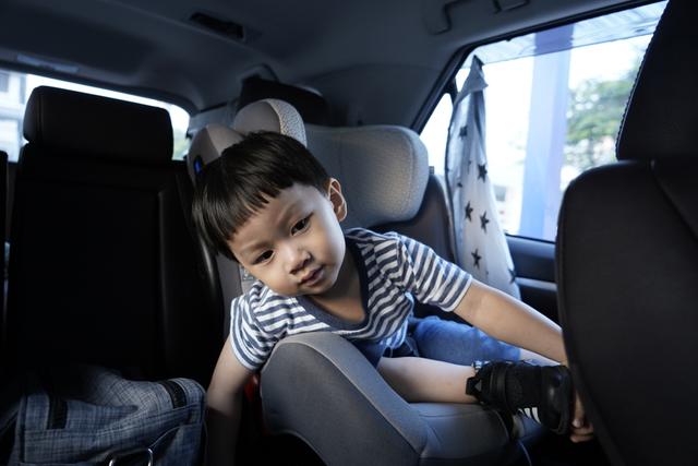 当你开车时，汽车安全座椅有助于保证孩子的安全。