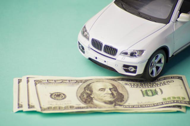 佛罗里达州一位名叫维克多·施里希特的保险代理人概述了几个便宜的汽车保险技巧。