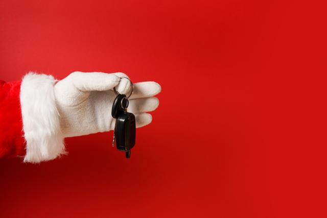 santa-claus-holding-car-key-on-red-background-copy-space_t20_ErBX3X.jpg