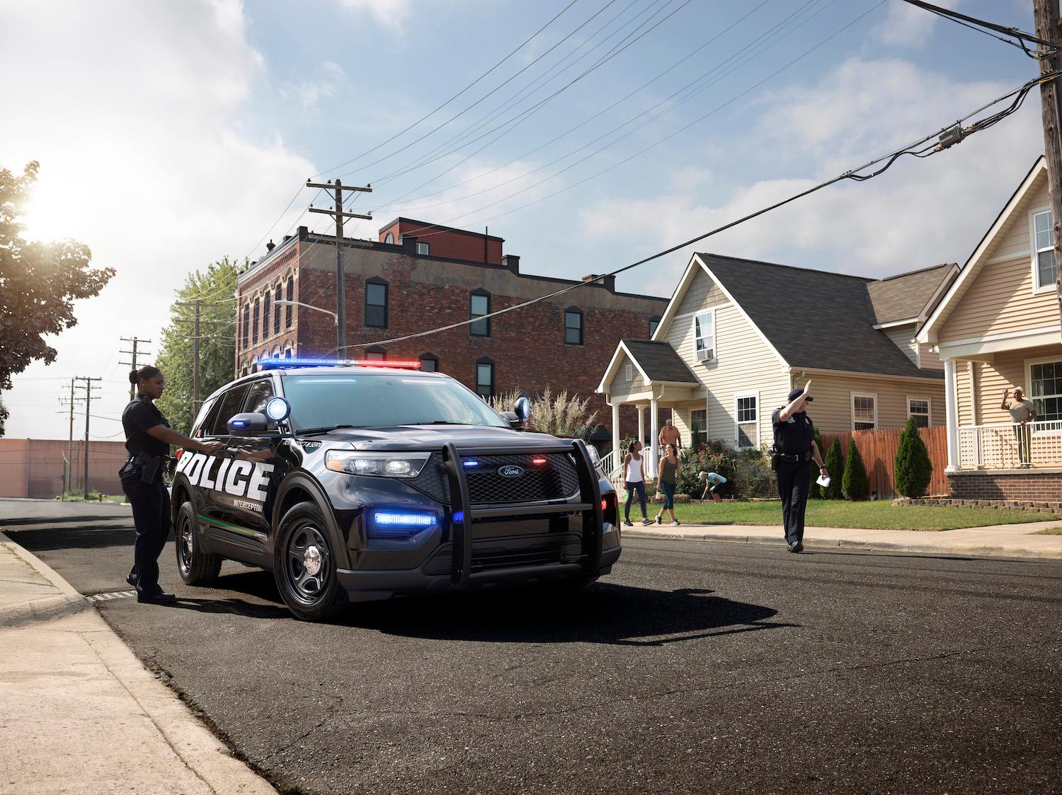 福特警察拦截器效用SUV与一名警察站在外面