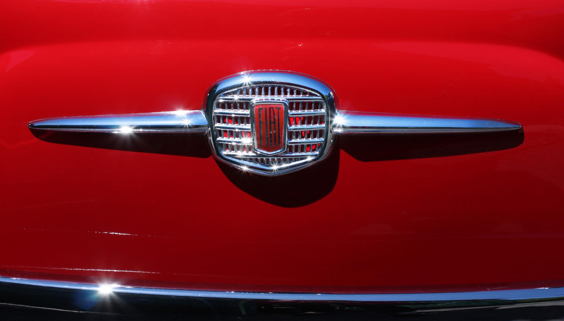 A Fiat logo on the hood of a red car.