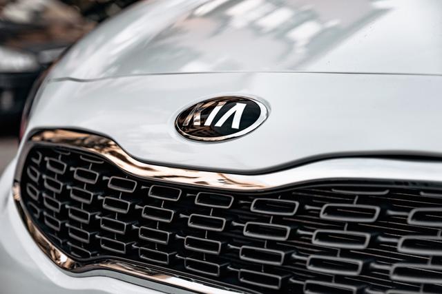 1662520597313_dark-textured-grille-with-chrome-trim-and-kia-logo-on-front-of-white-car_t20_gzY7v7.jpg.jpeg