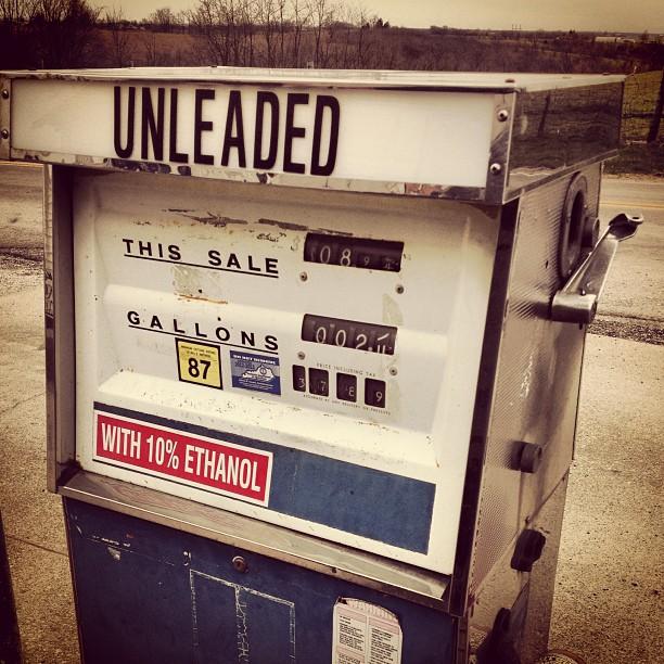 一个加油站和一个手上的标语写着:10%乙醇。