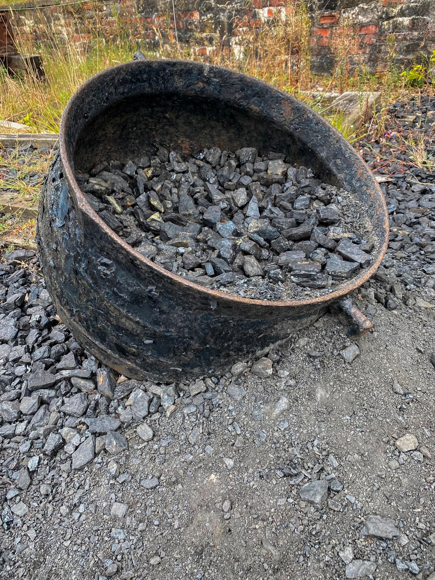 老旧的煤矿设备装满了煤